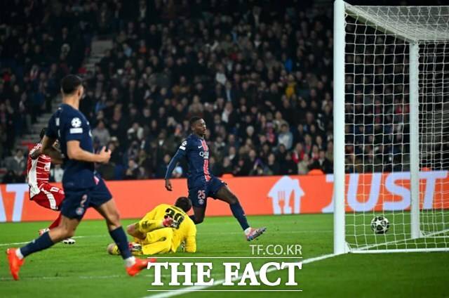 후반 24분 이강인의 전진 패스를 하키미가 크로스로 연결하자 수비수 누노 멘데스가 뛰어들며 골을 기록하고 있다./UEFA