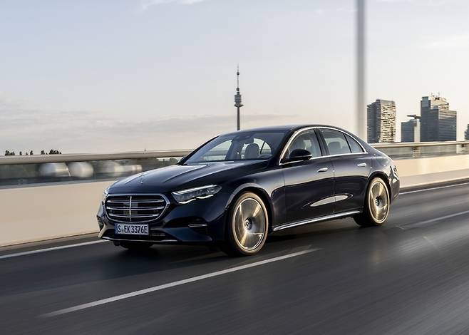 메르세데스-벤츠 E-클래스.
