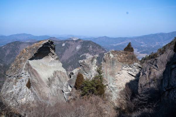 서너 덩어리로 갈라진 모양새를 한 보성 오봉산 칼바위.
