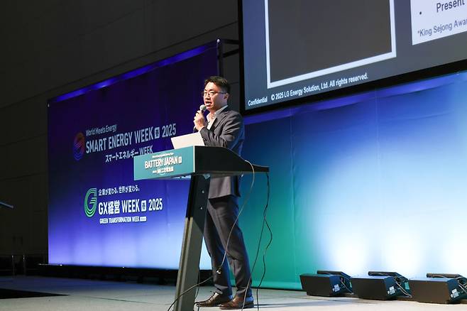 김제영 LG에너지솔루션 CTO 전무가 20일 일본 도툐 빅사이트에서 열린 ‘Battery Japan 2025’에서 기조연설을 하고 있다.<LG에너지솔루션>