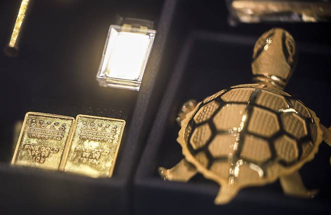 지난 16일 서울시내 금은방에 골드바를 비롯한 금 제품이 진열되어 있다. 골드바와 골드뱅킹 판매가 나란히 사상 최대를 기록한 것으로 나타났다. 최근 금값이 치솟으면서 골드바에 이어 실버바까지 품귀 현상이 빚어지고 있다. 5대 은행(KB국민·신한·하나·우리·NH농협)의 2월 1~13일 골드바 판매액은 총 406억345만원으로 집계됐다. 이는 전월 동기 판매액(135억4867만원)의 3배, 전년 동기 판매액(20억1823만원)의 20배에 달하는 규모다./사진=뉴시스