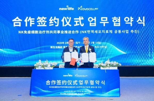 왼쪽부터 뉴라이프그룹 안봉락 회장, 노보셀바이오 소진일 대표이사./사진제공=노보셀바이오
