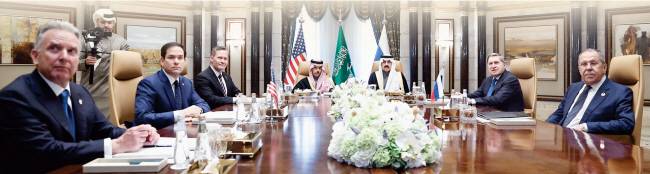 18일 미국과 러시아의 고위급 대표단이 사우디아라비아 수도 리야드의 디리야 궁전에서 우크라이나 전쟁 종전 협상을 위한 회담을 진행하고 있다. 스티브 위트코프(테이블 왼쪽부터) 미국 중동 특사, 마코 루비오 미 국무장관, 마이크 왈츠 백악관 국가안보보좌관, 파이살 빈 파르한 알사우드 사우디 외교장관, 무사드 빈 모함메드 알아이반 사우디 국가안보보좌관, 유리 우샤코프 크렘린궁 외교담당 보좌관, 세르게이 라브로프 러시아 외교장관. UPI 연합뉴스