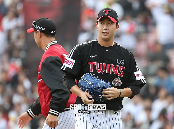 ▲ 지난 해 LG의 마무리투수를 맡았던 유영찬은 팔꿈치 수술로 인해 올해 후반기 복귀가 예상되고 있다. 지난 시즌 유영찬은 세이브 26개를 따내며 LG의 뒷문을 지켰다. ⓒ곽혜미 기자