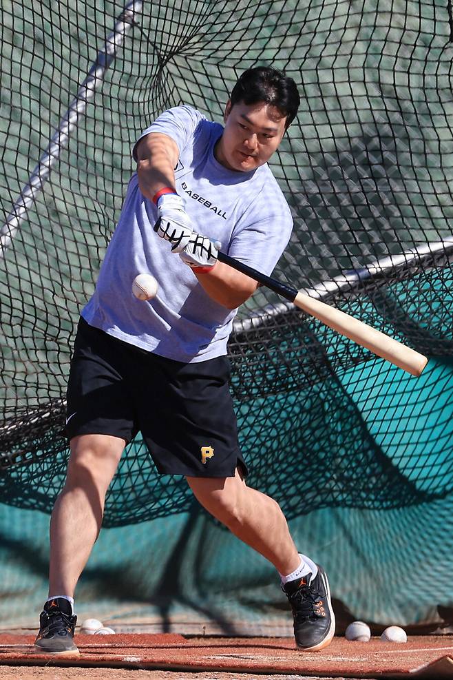 ▲ 지난해 미국프로야구 메이저리그(MLB) 뉴욕 메츠에서 방출된 최지만이 18일(현지시간) LG 트윈스 스프링캠프가 열리고 있는 미국 애리조나주 스코츠데일 인디언 스쿨 공원 야구장에서 LG 선수단과 타격 훈련하고 있다. ⓒ연합뉴스