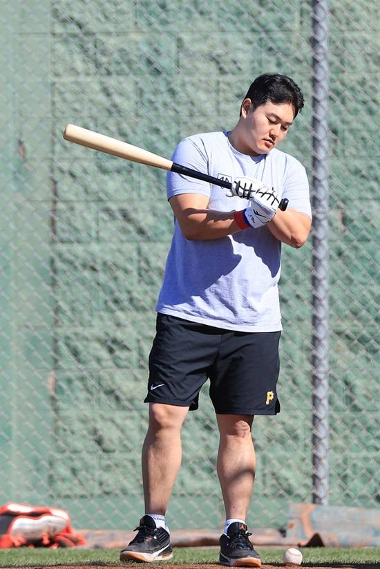 지난해 미국프로야구 메이저리그(MLB) 뉴욕 메츠에서 방출된 최지만이 18일(현지시간) LG 트윈스 스프링캠프가 열리고 있는 미국 애리조나주 스코츠데일 인디언 스쿨 공원 야구장에서 LG 선수단과 타격 훈련하며 배팅 케이지에 들어가기에 앞서 배트를 휘둘러보고 있다. 연합뉴스