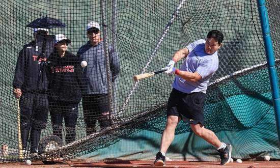 지난해 미국프로야구 메이저리그(MLB) 뉴욕 메츠에서 방출된 최지만이 18일(현지시간) LG 트윈스 스프링캠프가 열리고 있는 미국 애리조나주 스코츠데일 인디언 스쿨 공원 야구장에서 LG 선수단과 타격 훈련하며 배팅 케이지에 들어가기에 앞서 배트를 휘둘러보고 있다. 연합뉴스