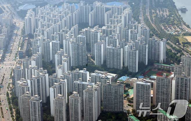 서울 송파구 롯데월드타워 서울스카이에서 아파트 단지가 보이고 있다. ⓒ News1 박정호 기자