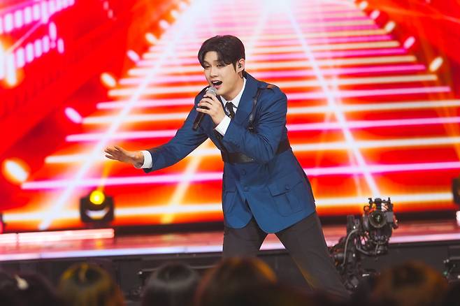 20일 방송된 TV조선 ‘미스터트롯3′ 9회 준결승 레전드미션 1차전에서 최재명이 오승근의 ‘있을 때 잘해’를 선곡해 기존의 판소리 느낌을 최대한 덜어내고 관객과 호응하고 있다. 1m80cm가 넘는 훤칠한 체형에, K팝 아이돌 스타들이 무대 의상으로 자주 활용하는 하네스(어깨 끈과 벨트가 연결된 가죽 끈 장식)로 멋을 냈다. /TV조선