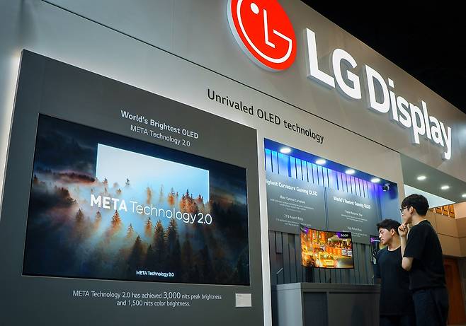 21일 제주 국제컨벤션센터에서 열린 'IMID 2024'에서 관람객들이 '올해의 디스플레이 대상'을 수상한 메타 테크놀로지 2.0이 적용된 OLED TV 패널과 게이밍 OLED 패널을 관람하고 있다. /LG디스플레이 제공