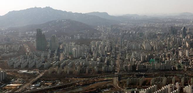 서울 송파구 롯데월드타워 서울스카이에서 바라본 서울 강남구 대치동 아파트단지 모습. 2025.2.13. 뉴스1