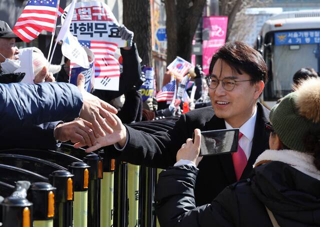 윤상현 국민의힘 의원이 17일 서울 종로구 헌법재판소 앞에서 열린 윤석열 대통령 탄핵 반대 시위자들과 인사하고 있다. 공동취재사진
