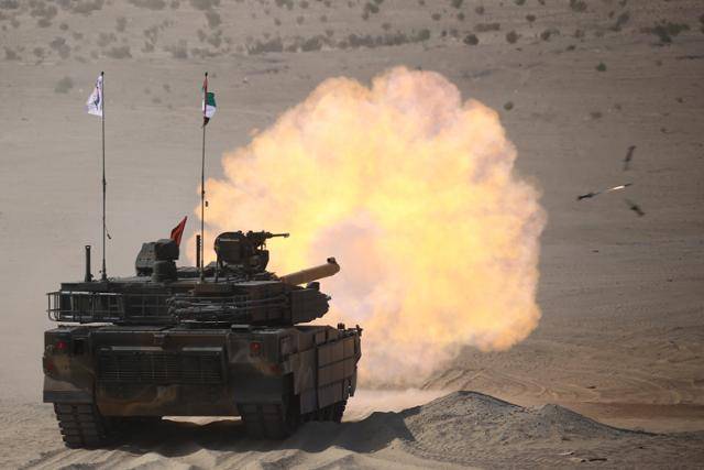 육군은 지난 10일부터 열흘간 ‘2025년 아랍에미리트(UAE) 연합훈련 TF’가 UAE군과의 현지 연합훈련을 성공적으로 마치고 귀국길에 오른다고 21일 밝혔다. 사진은 연합사격 훈련 간 표적을 향해 120mm 전차포를 사격하고 있는 현지연합훈련단 소속 K2전차. 육군 제공