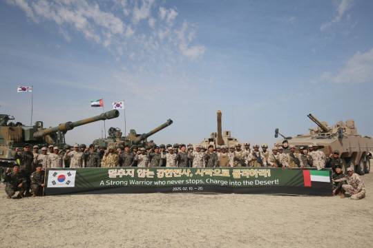 모든 연합훈련이 종료된 후, 훈련 참가 장병과 양국군 주요관계관들이 기념사진을 촬영하고 있다.육군 제공