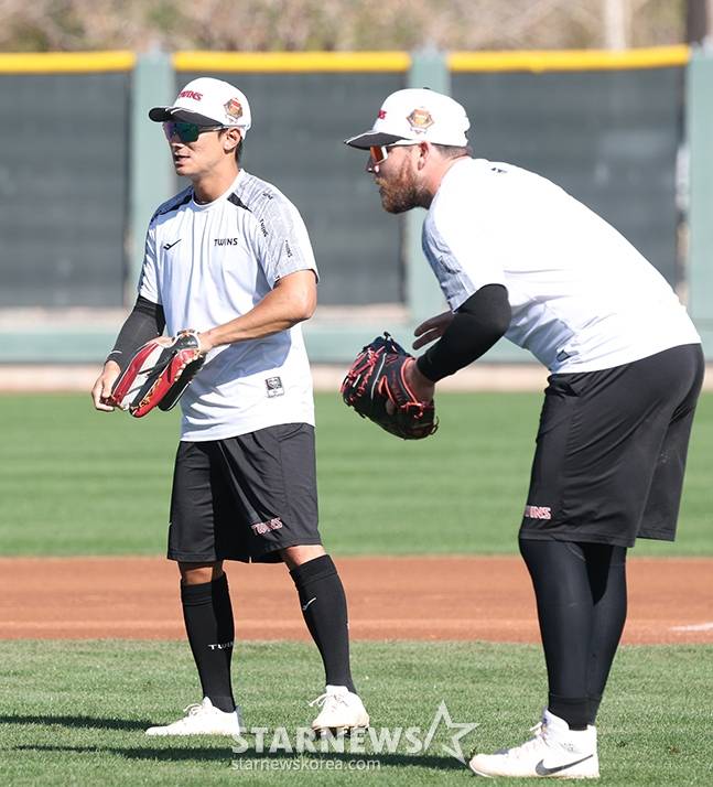LG 트윈스 선수단이 20일 미국 애리조나주 스코츠데일 인디언스쿨파크 야구장에서 스프링캠프를 청백전으로 진행했다. 경기 전 신민재와 오스틴(오른쪽)이 수비 훈련을 하고 있다. /사진=김진경 대기자