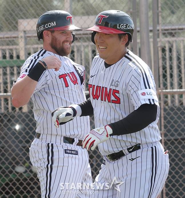 LG 트윈스 선수단이 20일 미국 애리조나주 스코츠데일 인디언스쿨파크 야구장에서 열린 스프링캠프에서 청백전을 진행했다. 백팀 김현수(오른쪽)가 3회말 3점 홈런을 날리고 홈인한 후 오스틴의 환영을 받고 있다. /사진=김진경 대기자
