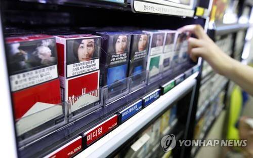 시중에 판매되는 담배 (서울=연합뉴스) 김인철 기자 = 서울 시내 한 편의점에서 담배가 판매되고 있다. 2017.7.27
yatoya@yna.co.kr