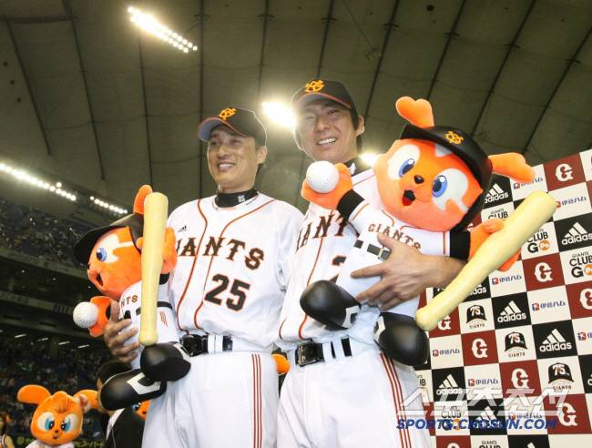 요미우리 시절 오가사와라(오른쪽)와 이승엽. 니혼햄 시절 수염을 길렀던 오가사와라는 요미우리로 이적해 7년을 뛰는 동안 수염을 자르고 경기에 나갔다. 스포츠닛폰 본사제휴