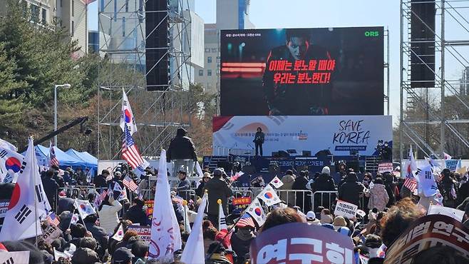 22일 오후 2시 대전시청 앞 남문광장에서 열린 윤 대통령 탄핵 반대 집회 '세이브코리아 국가비상기도회'에서 사회자가 집회장을 정리하고 있다. 사진=김원준 기자