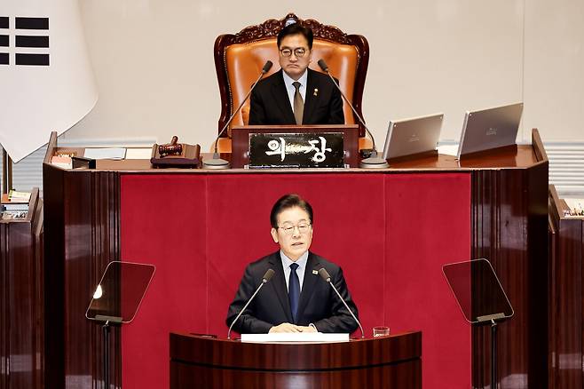 2025년 2월 10일 이재명(아래) 민주당 대표가 국회 교섭단체연설을 했다. 그는 민생에 치중하는 이미지를 주려고 했다. 전민규 기자
