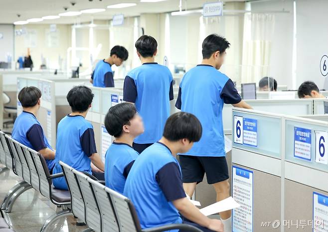 2025년도 첫 병역판정검사가 실시된 13일 경기도 수원시 팔달구 경인지방병무청에서 검사 대상자들이 신체검사를 받고 있다. 사진과 기사는 무관. / 사진=뉴시스