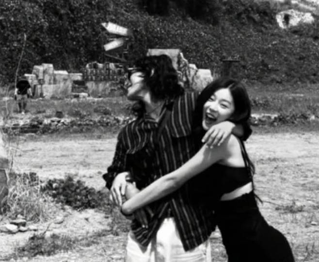 ‘솔로지옥4’종료 후 육준서는 이시안과 환하게 웃으며 얼싸안고 있는 사진을 공개해 이시안과의 실제 열애를 사실상 인정했다는 추측을 낳았다. 인스타그램 캡처