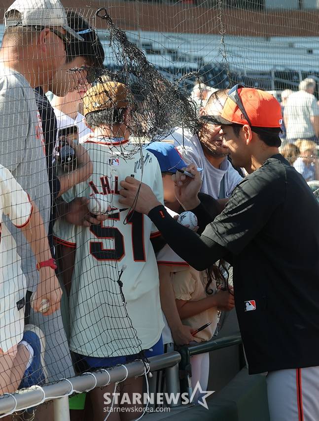 샌프란시스코 자이언즈(SFG) 선수단이 22일(한국시간) 미국 애리조나주 스코츠데일 스타디움에서 스프링캠프 마지막 훈련을 가졌다. 이정후가 스프링 캠프 최종 훈련을 마친 후 팬들에게 사인해주고 있다. /사진=김진경 대기자