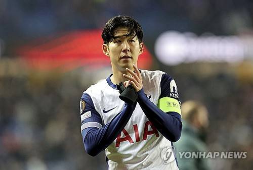 영국 매체 팀토크는 22일 '손흥민은 2015년 여름에 토트넘에 합류한 이후 프리미어리그에서 126골을 기록하며 역대 최다 득점자 20위 안에 들었다'라며 '맨유는 검증된 골잡이를 찾고 있으며, 2024-25시즌이 끝나면 자유계약선수(FA)로 손흥민을 영입할 생각이었던 것으로 알려졌다'라고 보도했다. 손흥민이 1년 계약 연장을 하면서 무산됐지만 맨유는 계속 손흥민을 노리고 있다는 게 팀토크의 보도다. 매체는 '토트넘은 이제 손흥민의 계약을 1년 연장했지만 맨유는 여전히 박지성의 발자취를 따를 수 있는 손흥민의 영입을 모색할 가능성이 있다'라고 주장했다. 연합뉴스