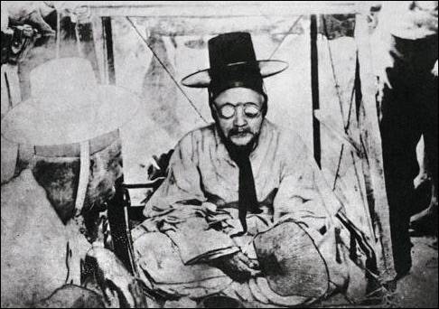 1906년 호남의병장 면암 최익현이 체포돼 서울로 압송되는 모습. 당시 대전 인근에서 일본 순경이 촬영한 것으로 알려졌다.