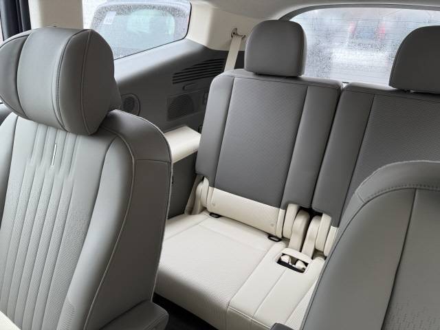 2열에서 3열을 바라본 모습. 성인이 앉아도 레그룸과 헤드룸이 넉넉했다. 임주희 기자