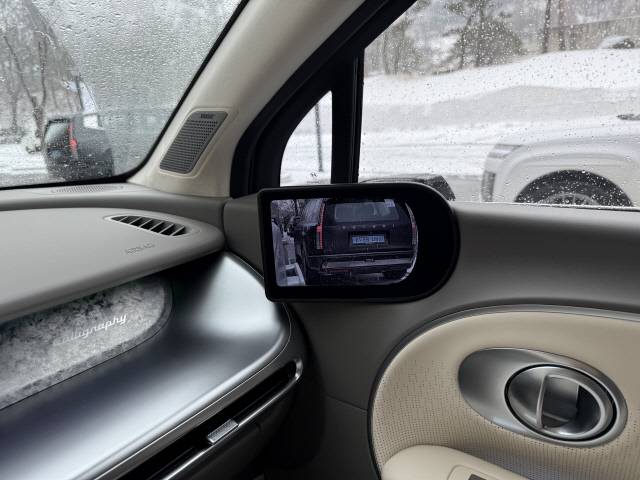 시인성이 우수한 디지털 사이드 미러가 적용돼 눈이 와도 시야 확보가 안정적이었다. 임주희 기자