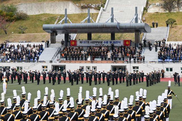 2024년 11월 29일 경남 창원시 해군사관학교에서 열린 '제137기 해군·해병대 사관후보생 수료 및 임관식'에서 신임 장교들이 국기에 대한 경례를 하고 있다. 해군 제공