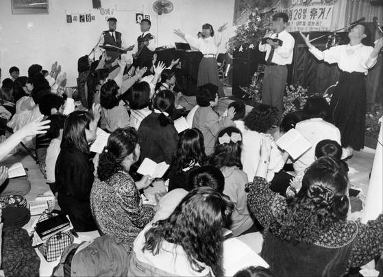 1992년 10월 28일 자정을 앞두고 예배를 올리고 있는 휴거 신도들. 중앙포토.