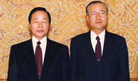 1993년 권영해 국방부 장관에게 임명장을 수여한 김영삼 대통령. 중앙포토