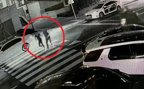 지난해 3월 21일 강남구 역삼동에서 테더코인 거래를 미끼로 1억원을 강취한 일당이 피해자와 몸싸움을 벌이고 있는 모습이 담긴 인근 건물 폐쇄회로(CC)TV 화면. 이보람 기자.