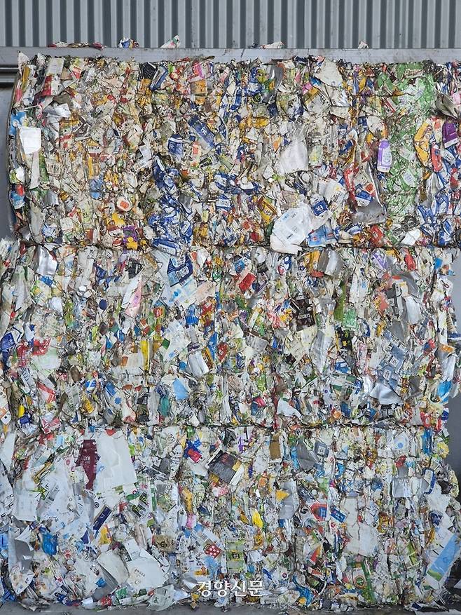 지난 20일 충북 청주시 옥산면 재활용 종이팩 선별 업체 작업장에 종이팩 더미가 쌓여있다. 반기웅 기자