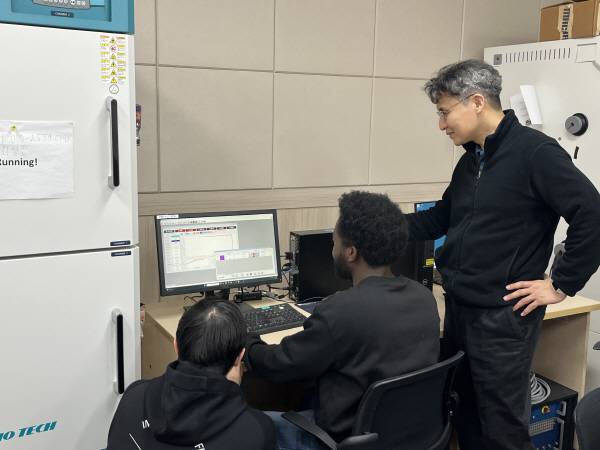 울산대학교 전기공학부 연구팀이 배터리 사이클러 화면을 모니터링 하고 있는 모습. 울산대 제공