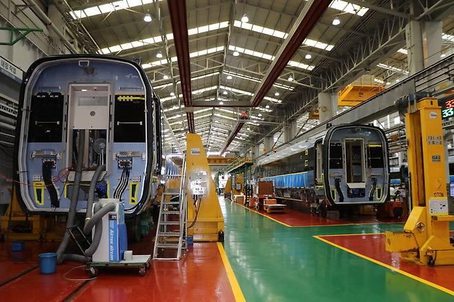 현대로템 창원공장에서 수출·내수용 등 다양한 열차가 제조되고 있다. 창원 한창호 기자