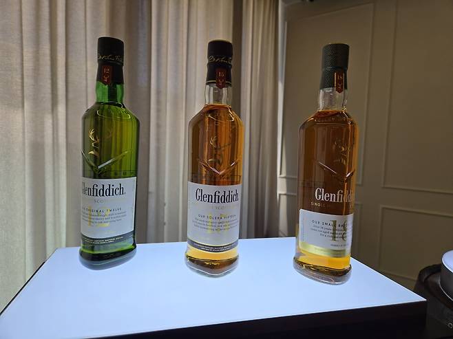 21일 서울 성수동 팩토리얼에 글렌피딕 12년산(왼쪽부터)·15년산 18년산이 전시되어 있다. 정석준 기자