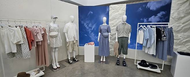 유니클로(UNIQLO)가 ‘모던 네오 클래식(Modern Neo Classic)’을 주제로 한 봄·여름(SS) 컬렉션을 선공개했다. 박윤희 기자