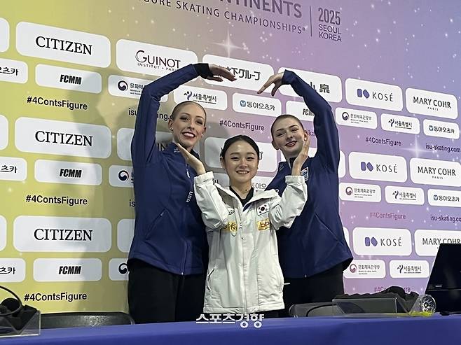 23일 목동 아이스링크장에서 열린 4대륙선수권을 마치고 기자회견에서 포즈를 취한 김채연(가운데)와 브레이디 테넬(왼쪽), 세라 에버하트(오른쪽). 목동 | 김하진 기자