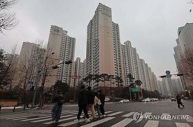 잠실·삼성·대치·청담 아파트 291곳 '토지거래허가' 풀린다 (서울=연합뉴스) 한종찬 기자 = 서울 송파구 잠실동, 강남구 삼성·대치·청담동 등 국제교류복합지구 인근 아파트 291곳에 대한 토지거래허가구역 지정이 5년 만에 풀린다. 서울시는 12일 제2차 도시계획위원회를 열고 이런 내용이 담긴 토지거래허가구역 조정(안)을 승인했다고 밝혔다. 조정안은 13일 공고 후 즉시 효력을 발휘한다.
사진은 이날 토지거래허가 해제구역으로 발표된 잠실 아파트 일대 모습. 2025.2.12 saba@yna.co.kr