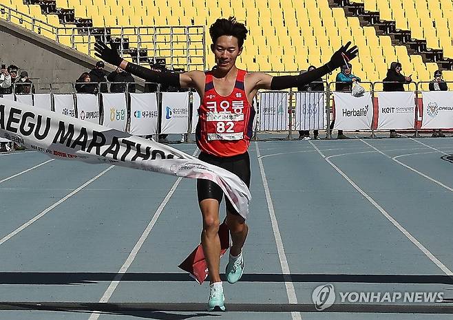결승선 통과하는 박민호 (대구=연합뉴스) 황수빈 기자 = 박민호(코오롱)가 23일 대구 도심에서 열린 '2025 대구마라톤대회' 엘리트 풀코스에 출전해 국내 남자부 1위로 결승선을 통과하고 있다. 2025.2.23 hsb@yna.co.kr