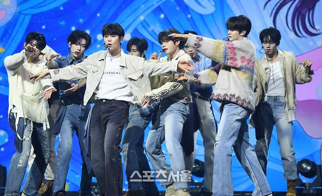 제로베이스원이 24일 서울 용산구 블루스퀘어에서 열린 미니 5집 ‘블루 파라다이스(BLUE PARADISE)’ 발매 기념 미디어 쇼케이스에서 타이틀곡 ‘블루’를 부르고 있다. 2025. 2. 24. 최승섭기자 thunder@sportsseoul.com