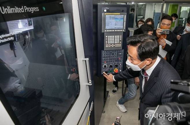 오세훈 서울시장이 21일 서울 마포구 서울창업허브 별관 제품화지원센터에서 금속가공 등이 가능한 머시닝센터를 작동해보고 있다./김현민 기자 kimhyun81@