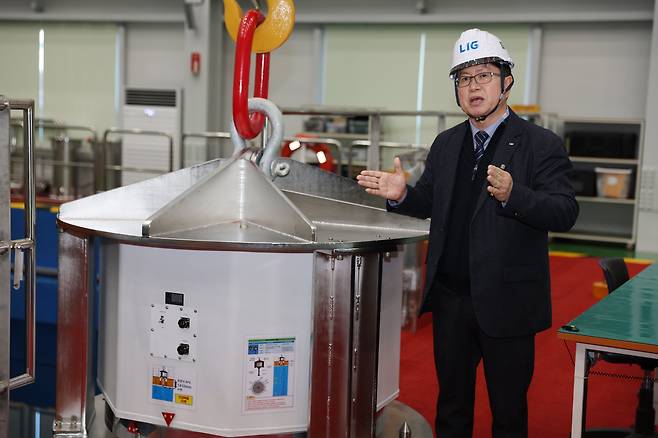 조성일 LIG넥스원 해양연구소장이 경북 구미 사업장에 작년 11월 새로 준공한 소나 테스트용 대형 수조 앞에 서 있다. 소나 설비는 보안 시설로 관리돼 회사 측 촬영만 가능했다./LIG넥스원