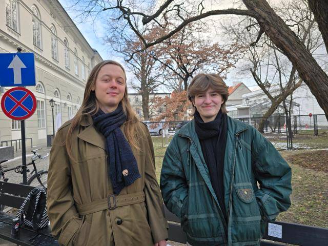 폴란드 바르샤바에 있는 바르샤바대학교에서 20일 만난 바르토즈 드리비에가(20·왼쪽)와 한 미드라(19)가 한국일보와 우크라이나와 러시아 간 전쟁 관련 대화를 나눈 뒤 포즈를 취하고 있다. 바르샤바=신은별 특파원