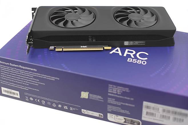 2세대 인텔 아크 B580 그래픽 카드 및 패키지 / 출처=IT동아