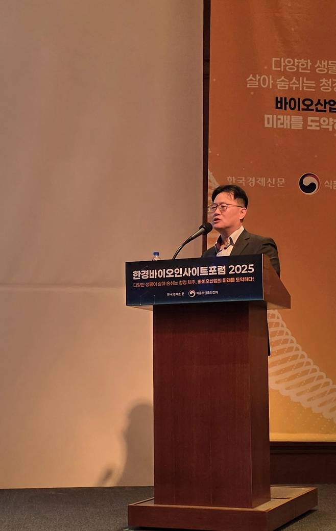 최재현 제넥신 대표가 20일 롯데호텔 제주에서 열린 '2025 한경바이오인사이트포럼'에서 바이오프로탁 후보물질의 개발일정에 대해 설명하고 있다. 이우상 기자
