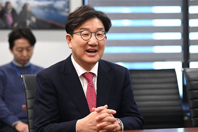 권성동 국민의힘 원내대표가 17일 오전 서울 서초구 이명박재단 사무실을 찾아 이명박 전 대통령과 대화하고 있다. 2025.02.17 이솔 기자